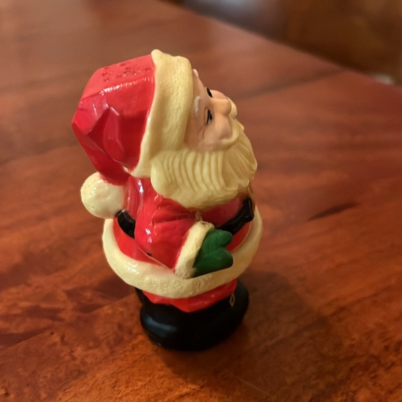 Vintage Hallmark Cards Inc Santa & Mrs. Claus Plastic Salt and Pepper Shakers - Picture 9 of 12